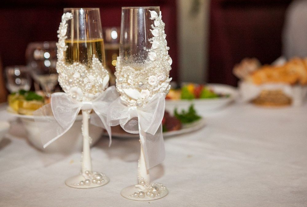 Как красиво украсить свадебные бокалы